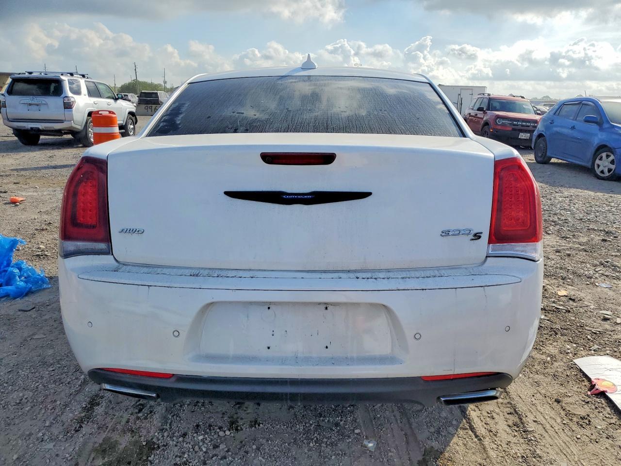 2015 Chrysler 300 - Фото 6