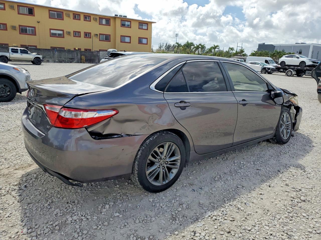 2017 Toyota Camry Se - Фото 3