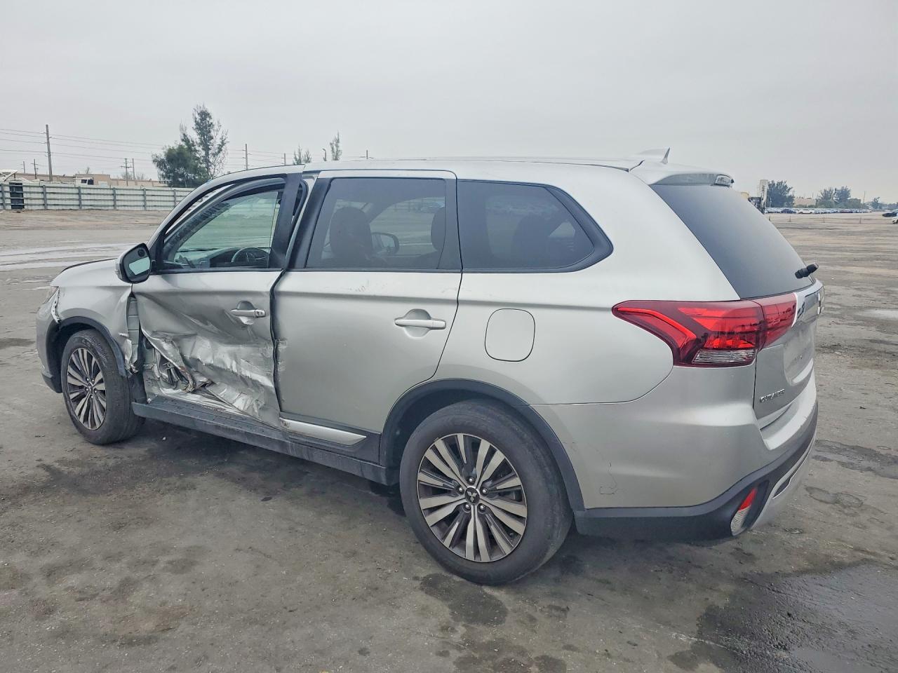 2020 Mitsubishi Outlander Se - Image 2
