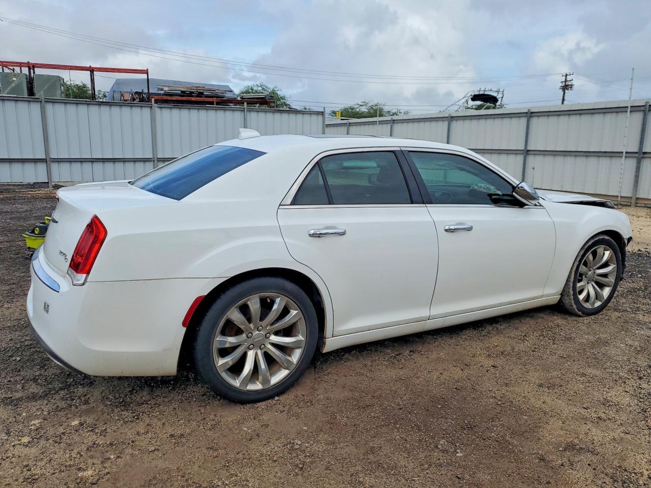 2017 Chrysler 300C - Фото 3