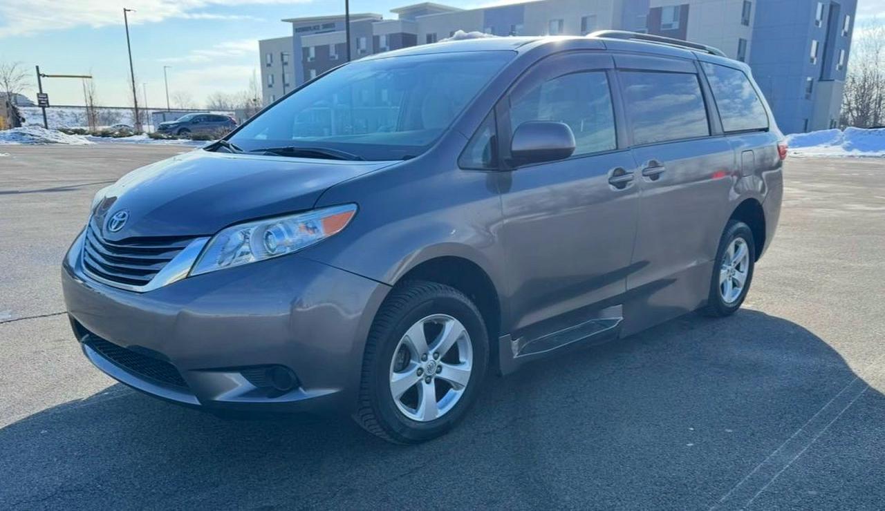 2016 Toyota Sienna Le Mobility 7-Passenger - Image 2