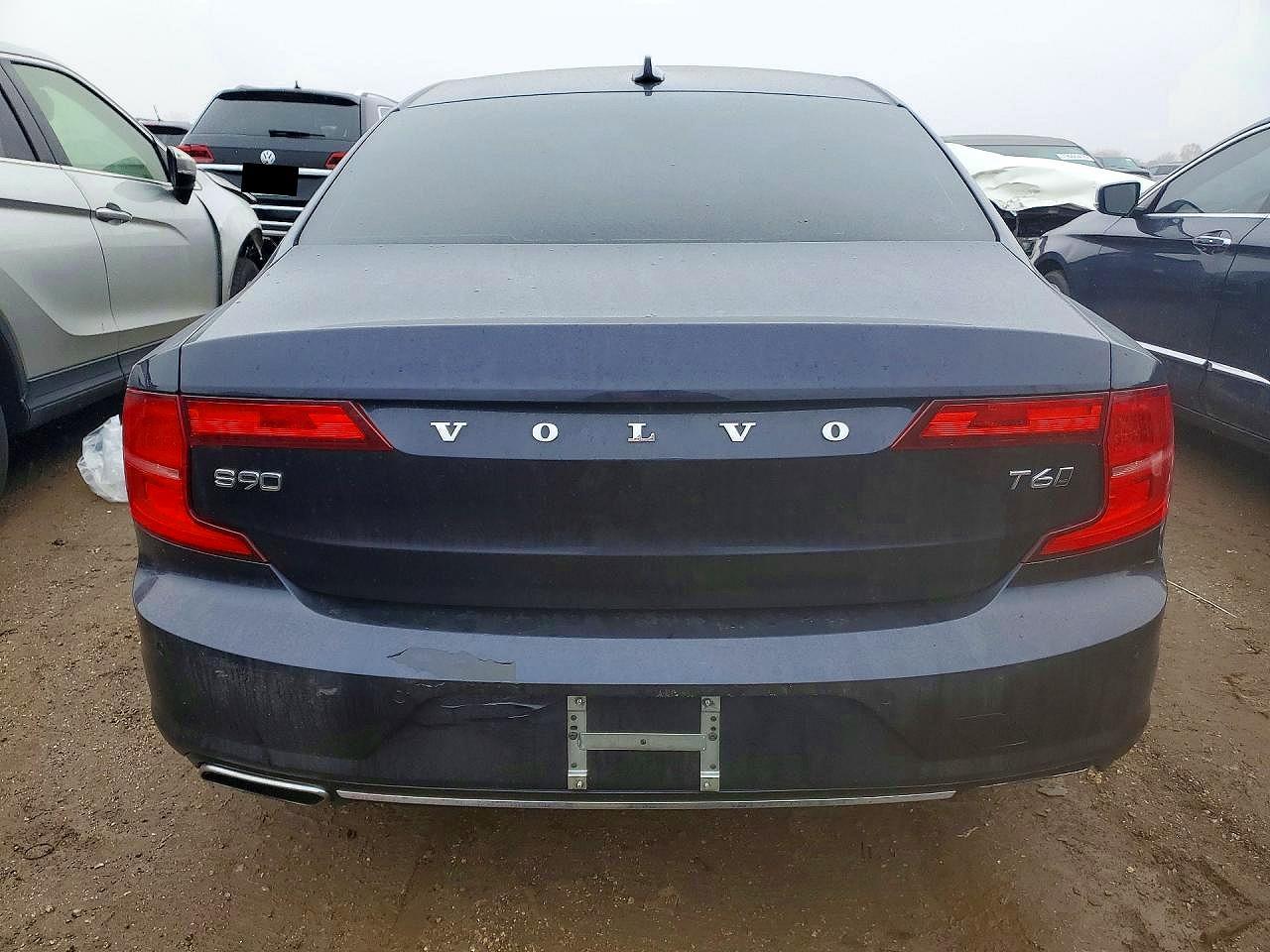 2017 Volvo S90 T6 Momentum - Image 6
