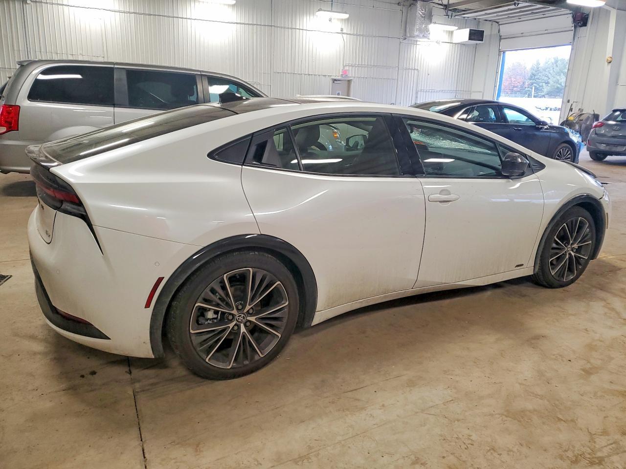 2026 Toyota Prius Limited - Фото 3