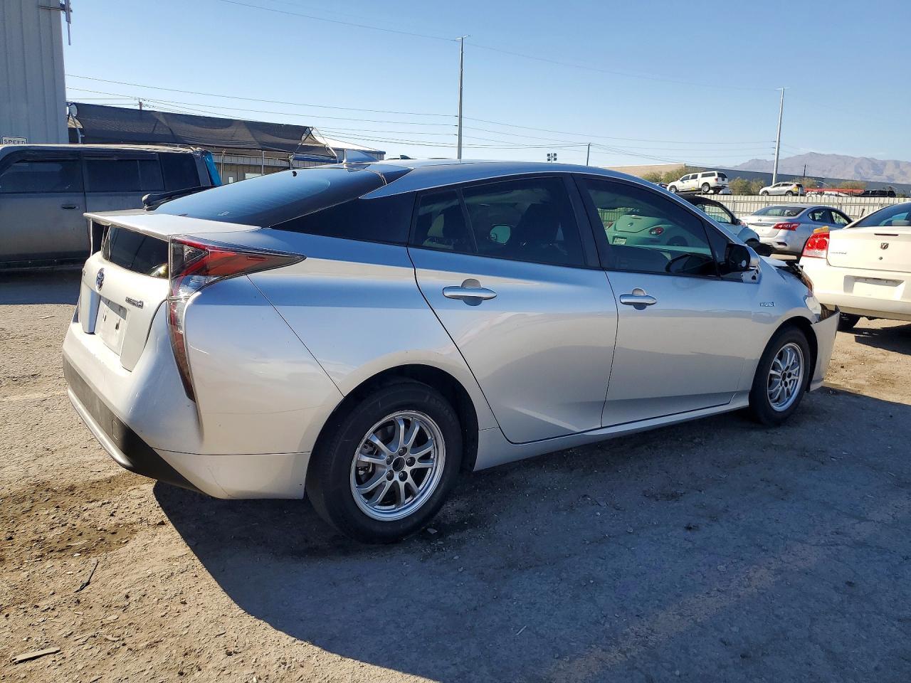 2016 Toyota Prius Three - Image 3