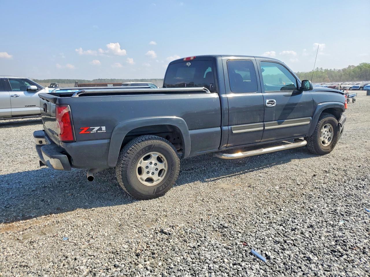 2004 Chevrolet Silverado K1500 - Image 3