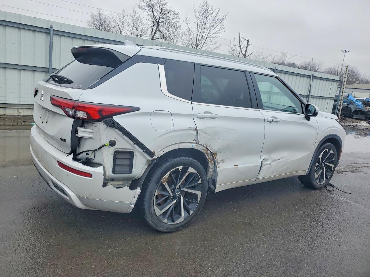 2022 Mitsubishi Outlander - Фото 3