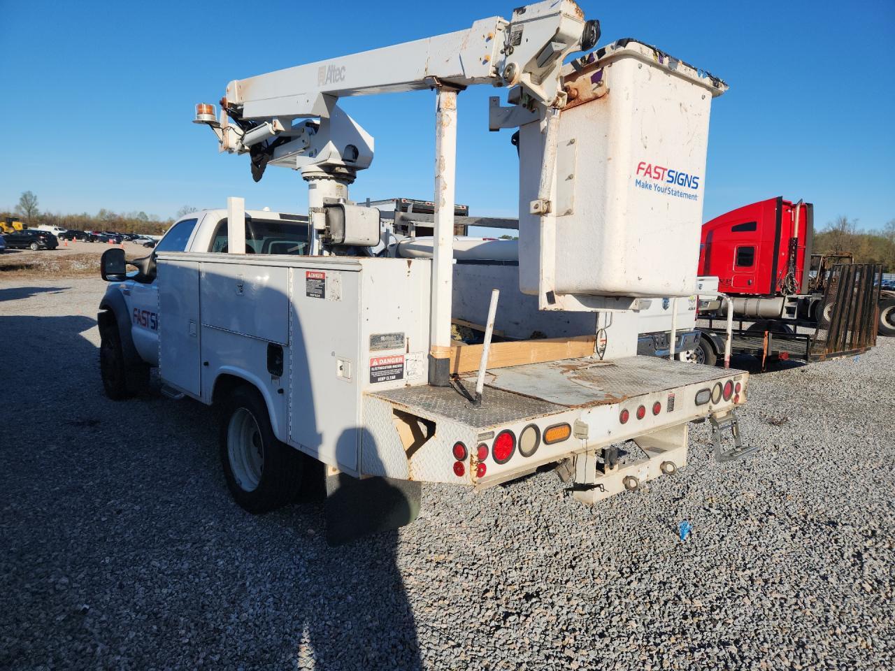 2005 Ford F450 Super - Bucket Truck - Фото 2