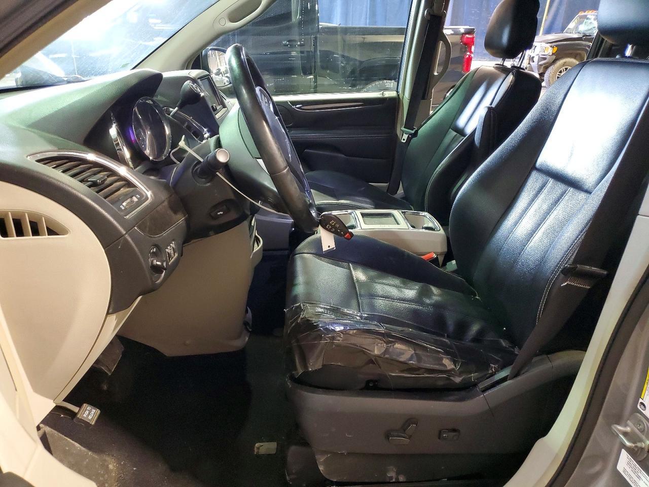 2013 Chrysler Town & Country Touring L - Image 7