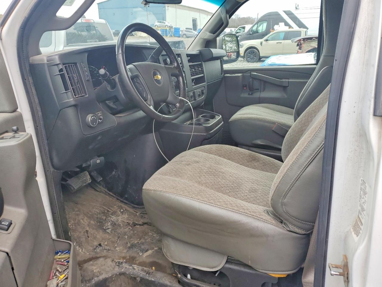 2021 Chevrolet Express G3500 Box Truck - Фото 7