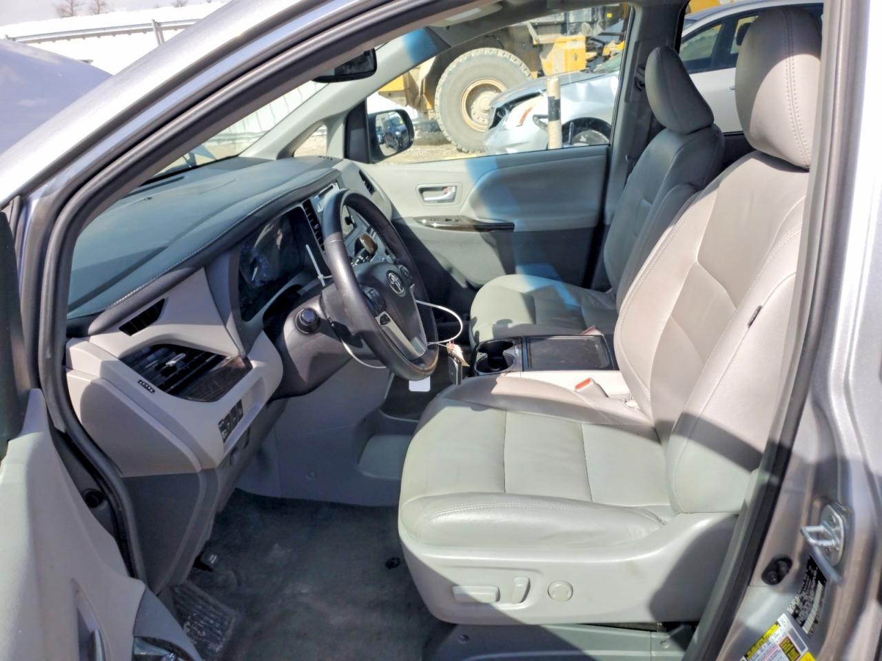 2017 Toyota Sienna Xle 8-Passenger - Image 7