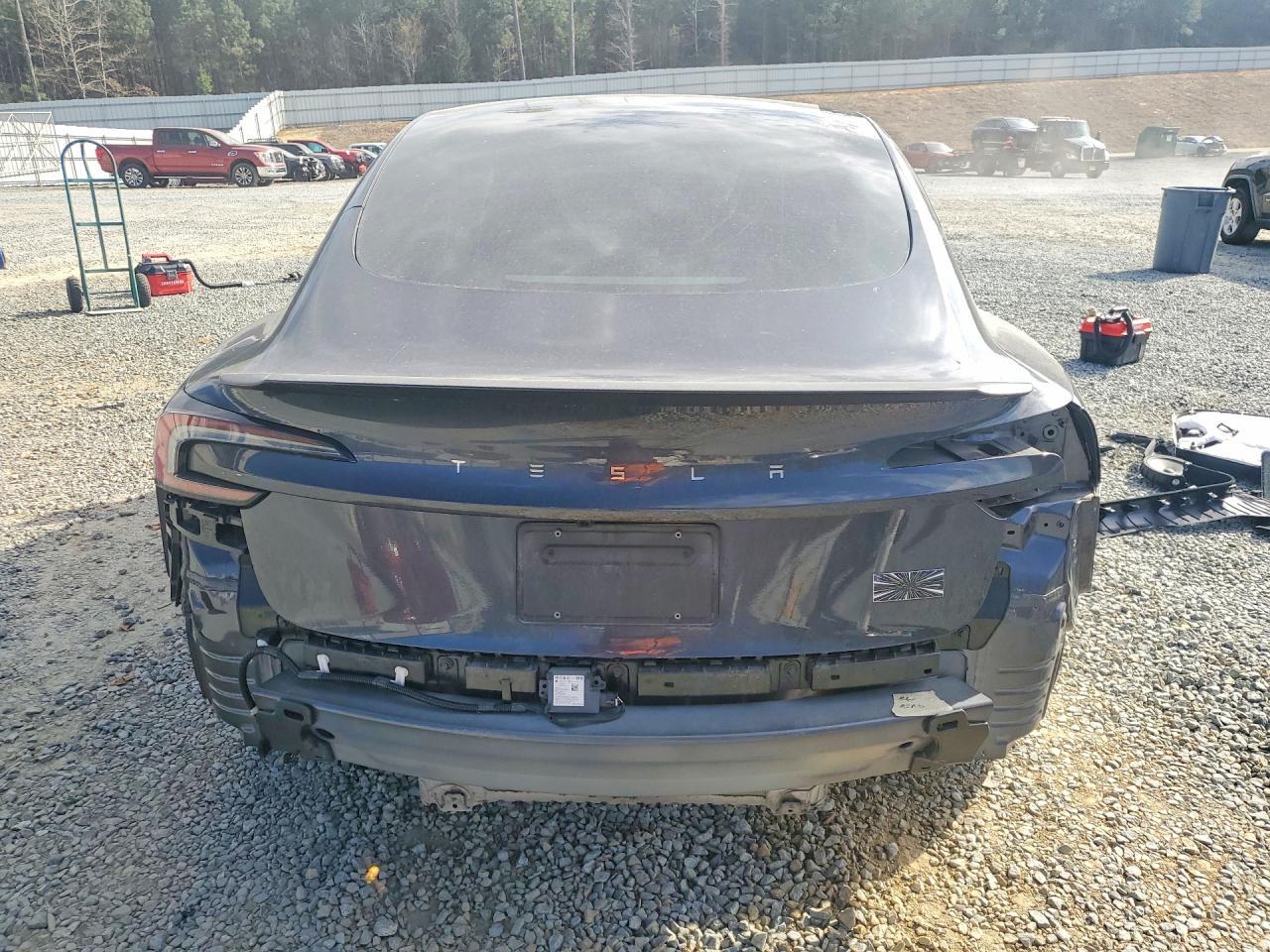 2025 Tesla Model 3 - Фото 6