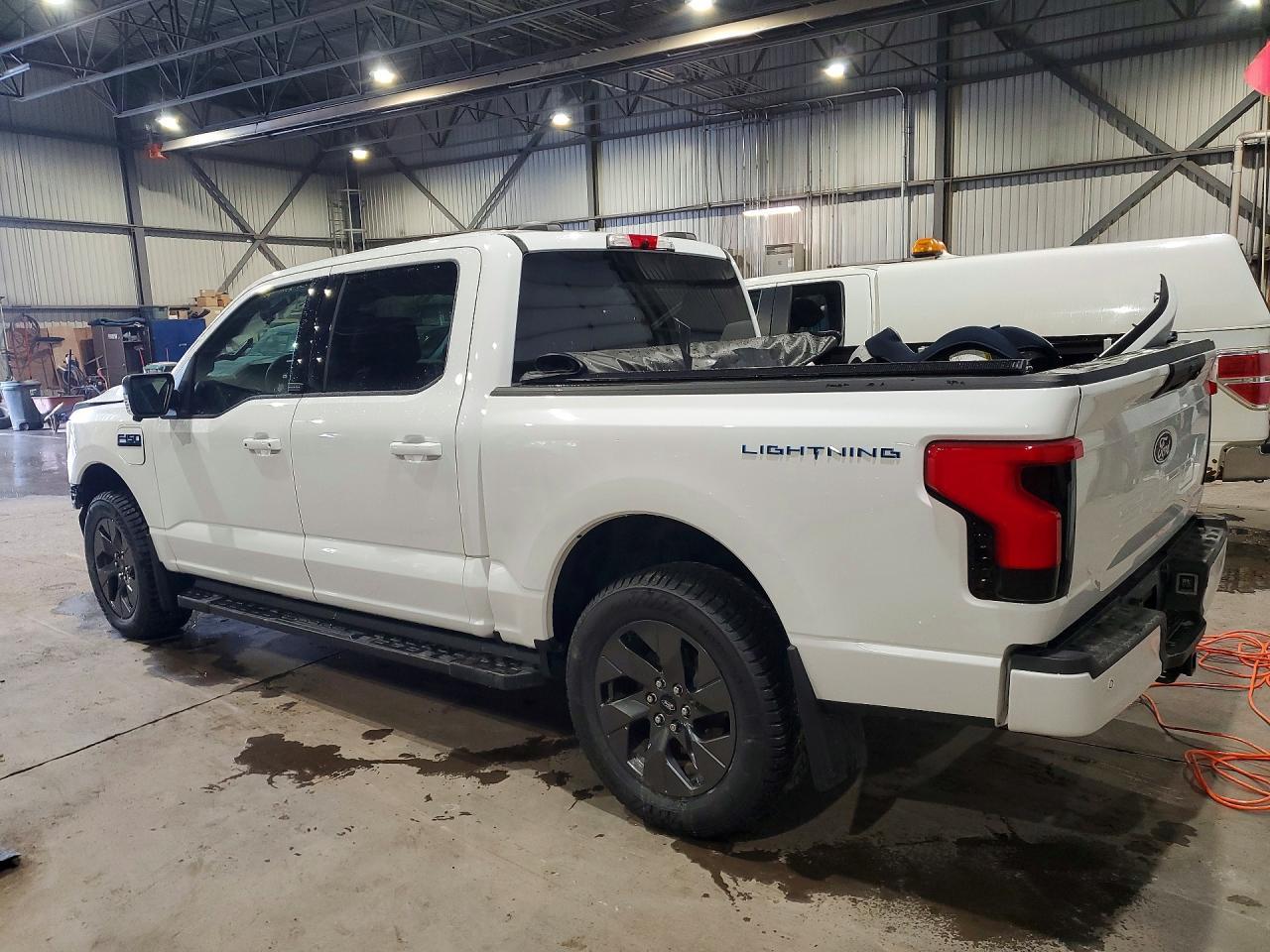 2025 Ford F150 Lightning Xlt - Фото 2