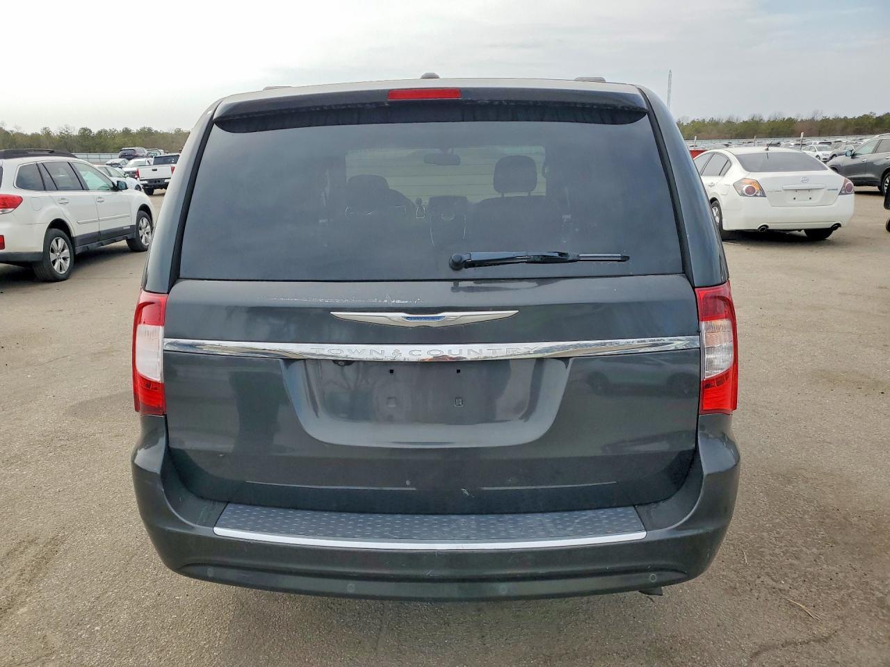 2012 Chrysler Town & Country Touring - Image 6