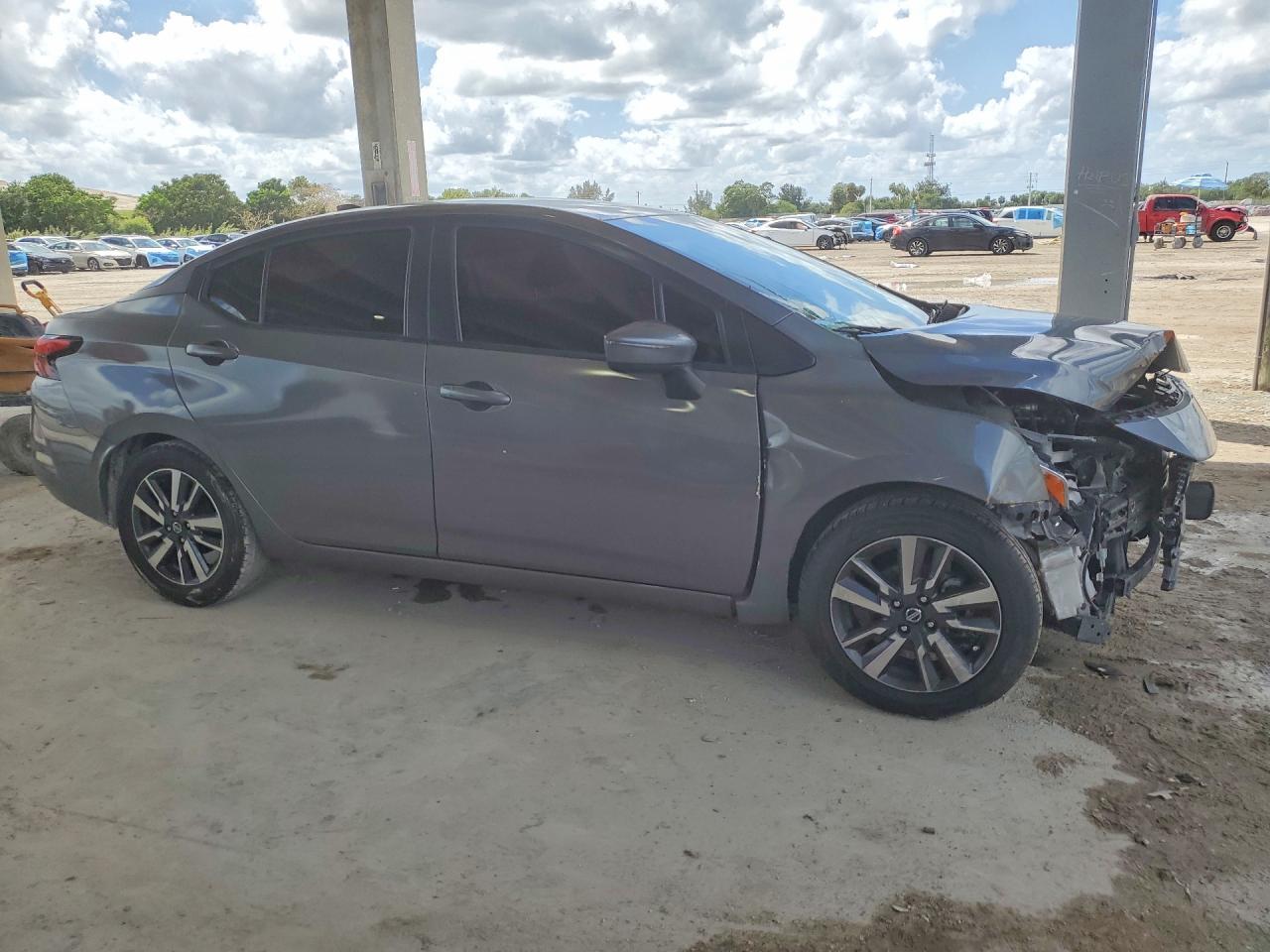 2021 Nissan Versa Sv - Image 4