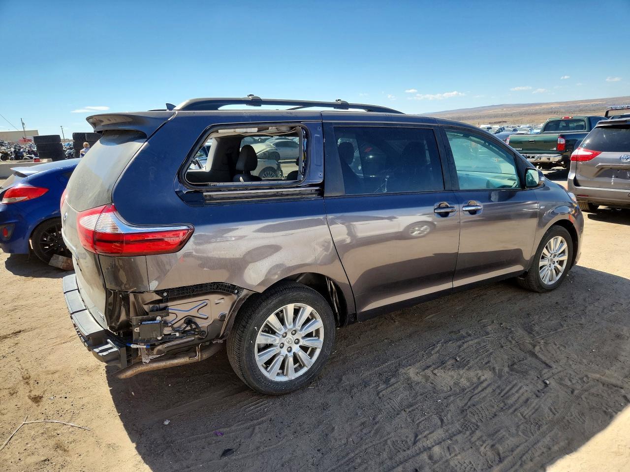 2017 Toyota Sienna Limited 7-Passenger - Фото 3