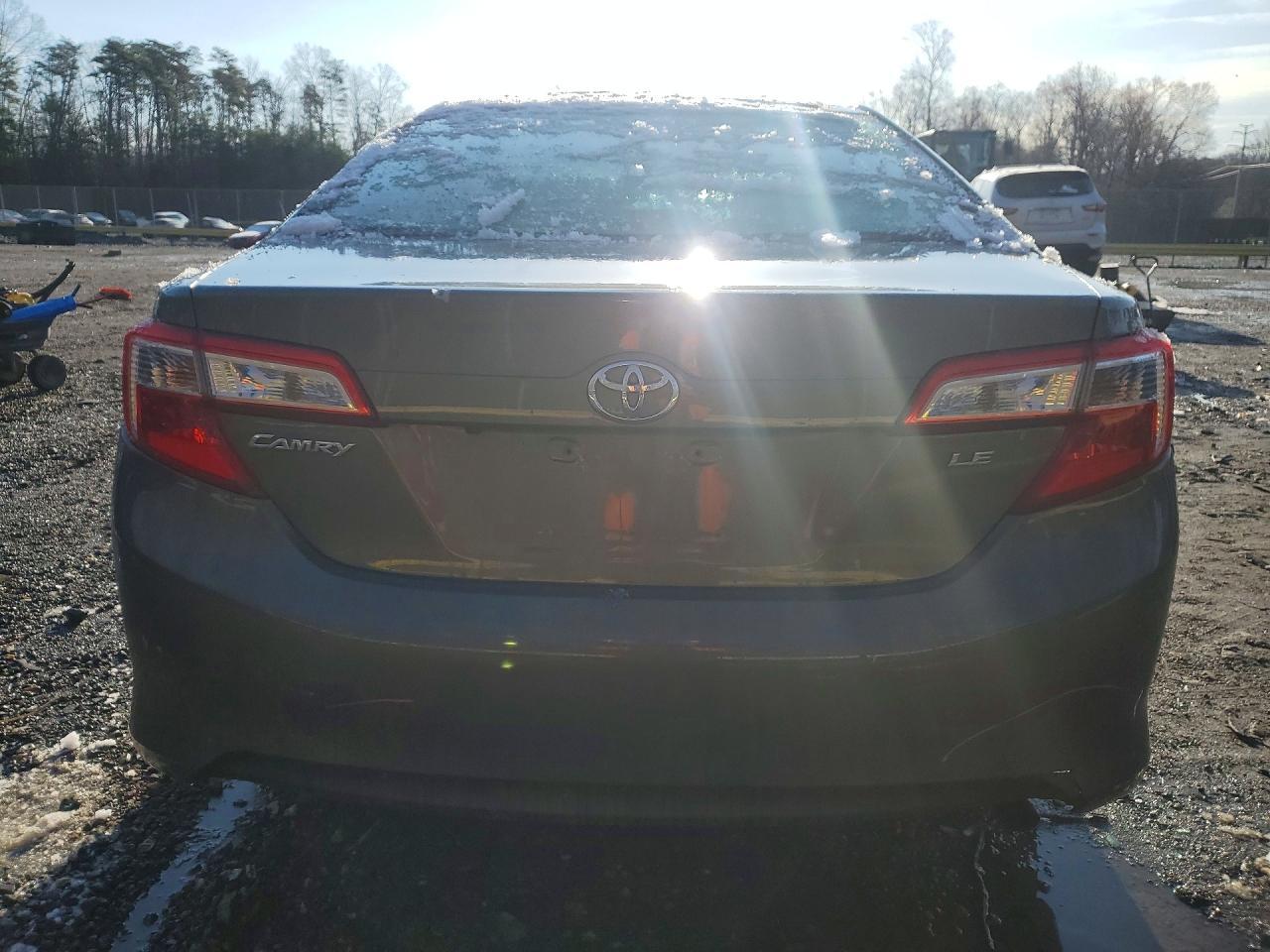 2014 Toyota Camry Le - Фото 6
