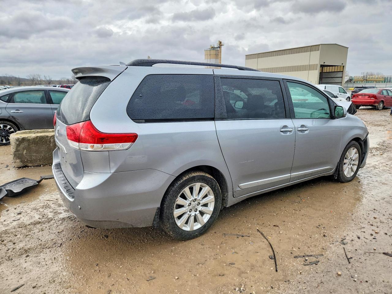 2011 Toyota Sienna Limited 7-Passenger - Фото 3