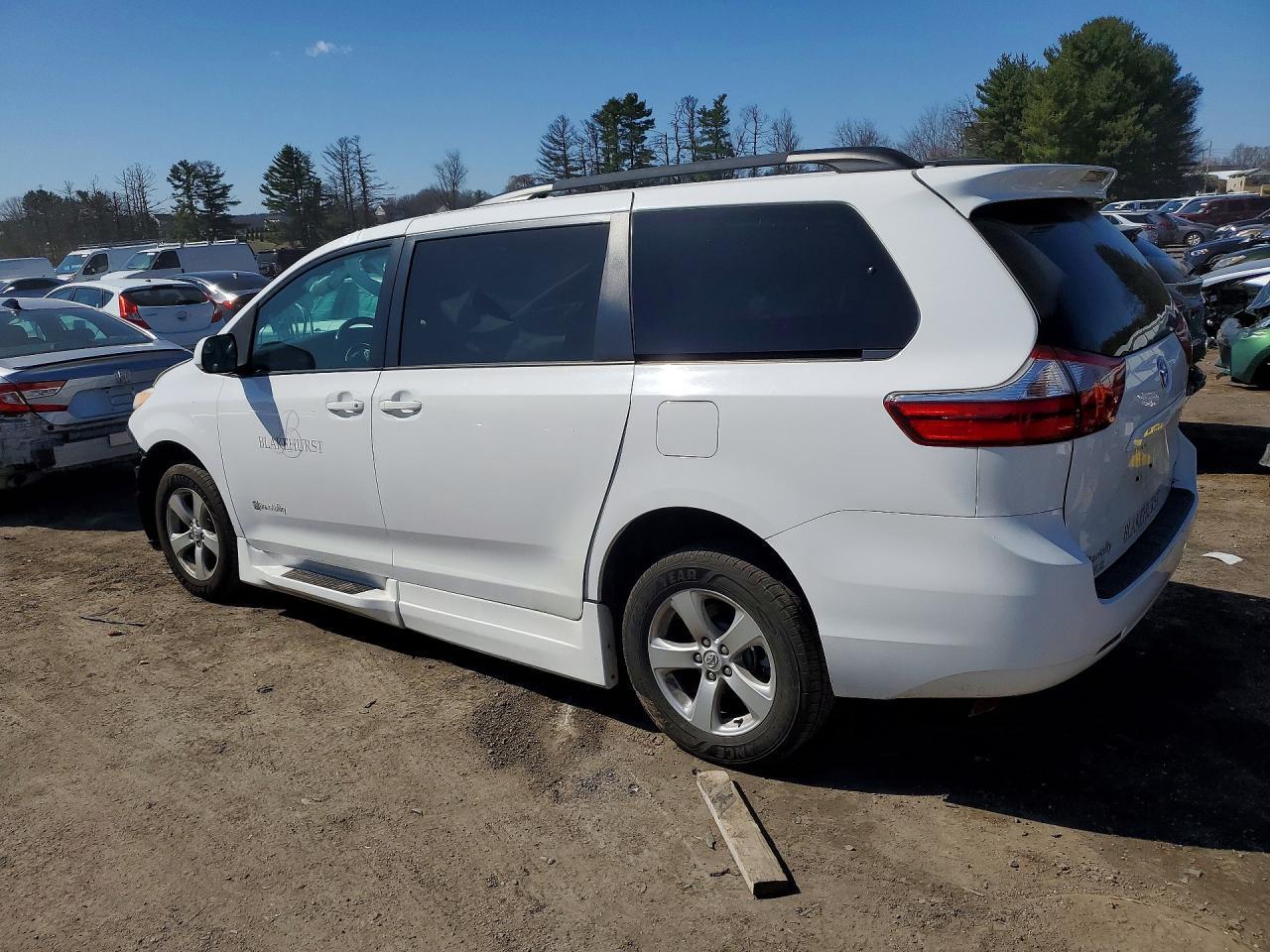 2015 Toyota Sienna Le Mobility 7-Passenger - Image 2