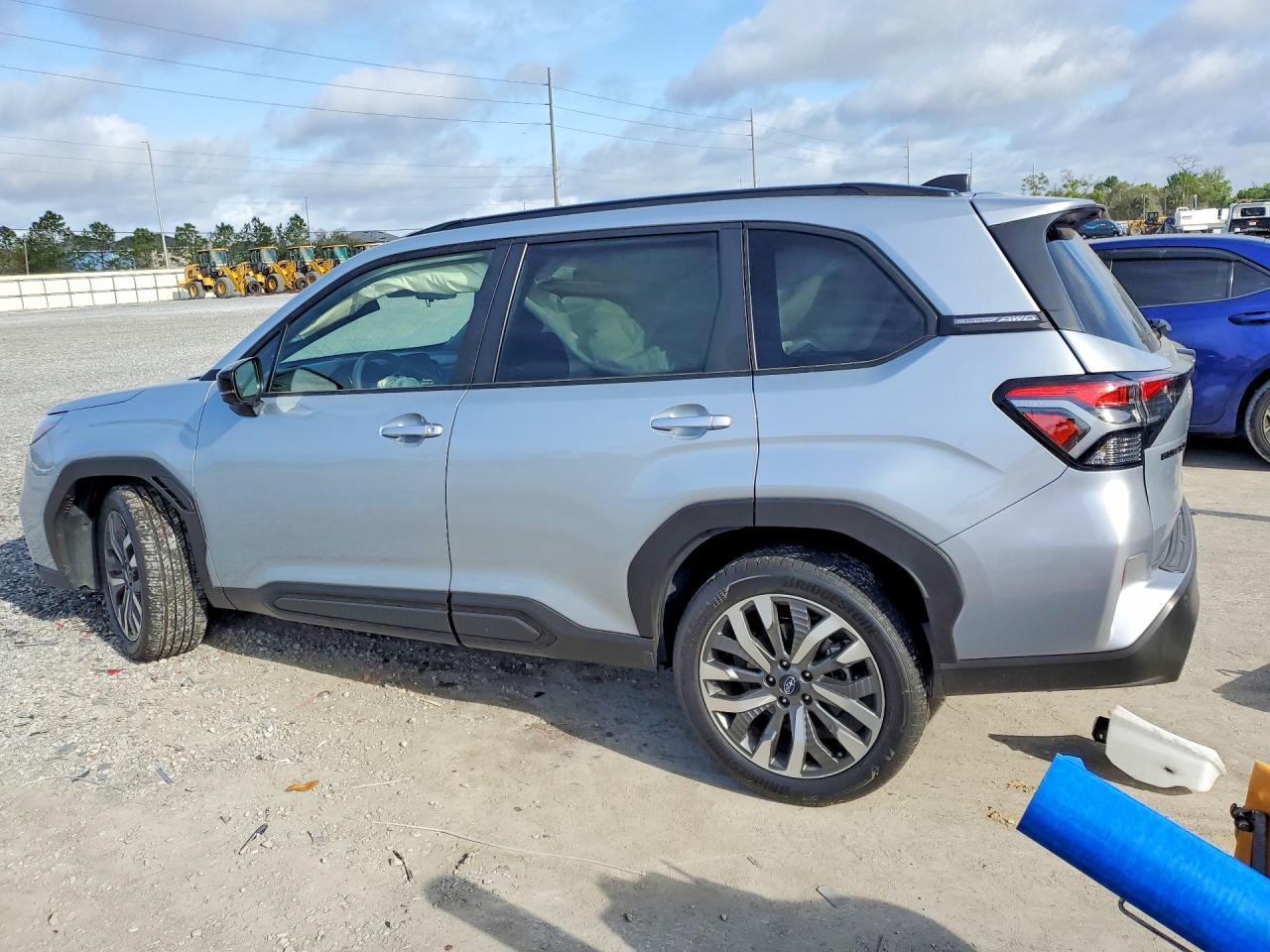 2025 Subaru Forester Touring - Фото 2