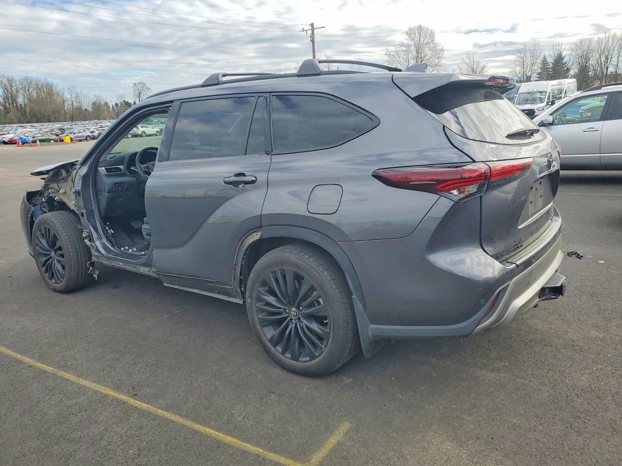 2024 Toyota Highlander Hybrid Platinum - Image 2
