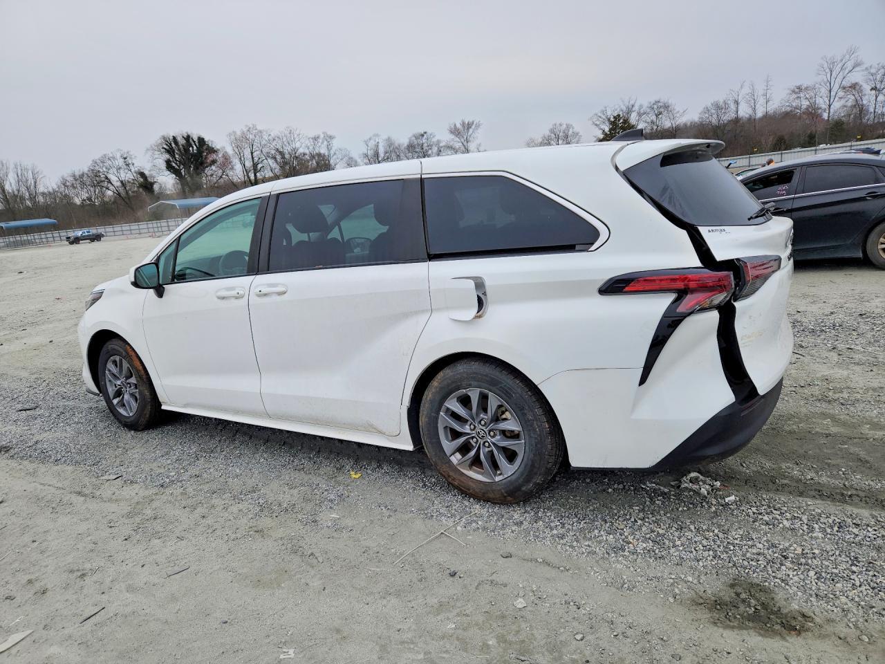 2022 Toyota Sienna Le 8-Passenger - Фото 2