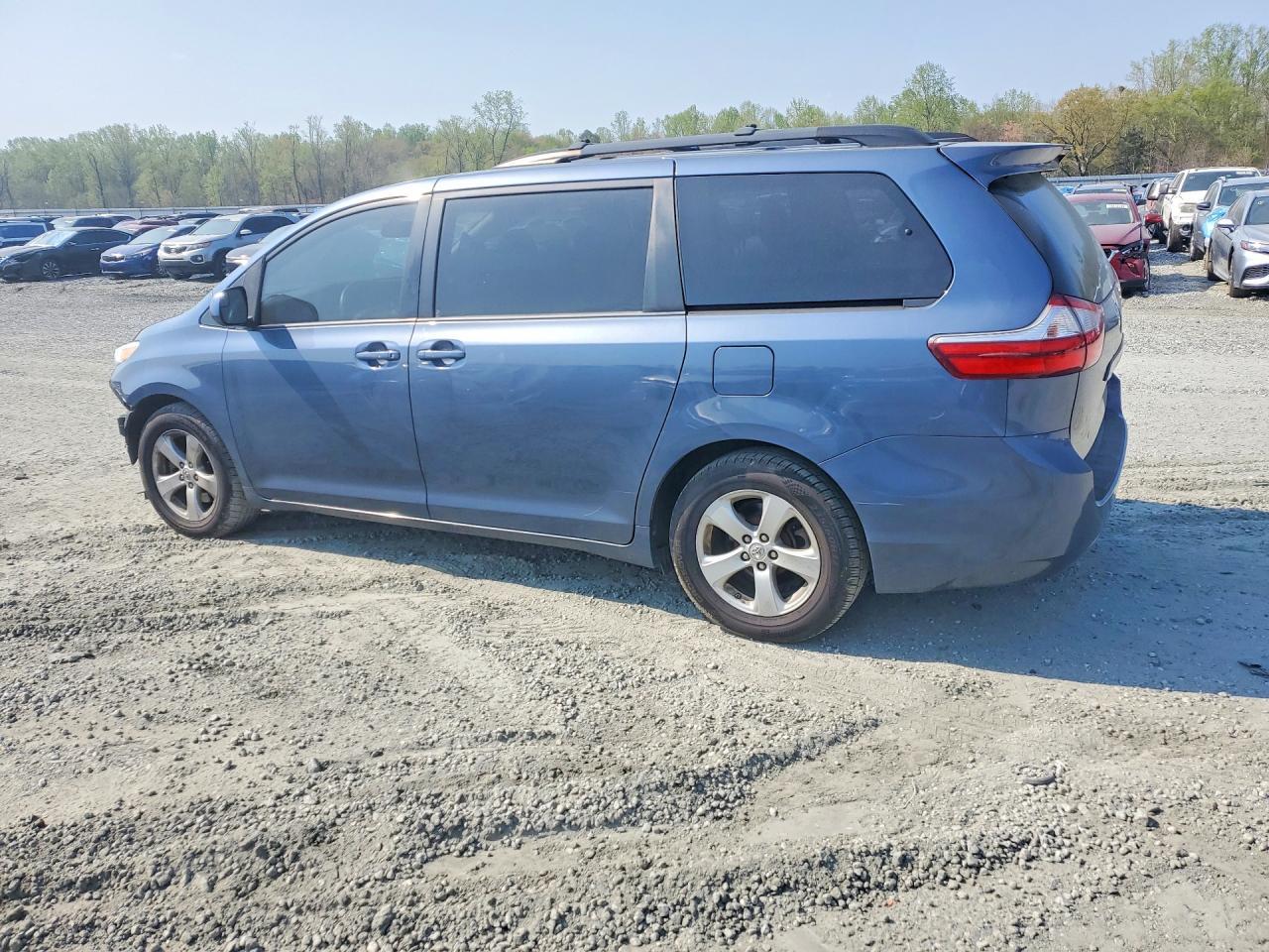 2015 Toyota Sienna Le 8-Passenger - Image 2
