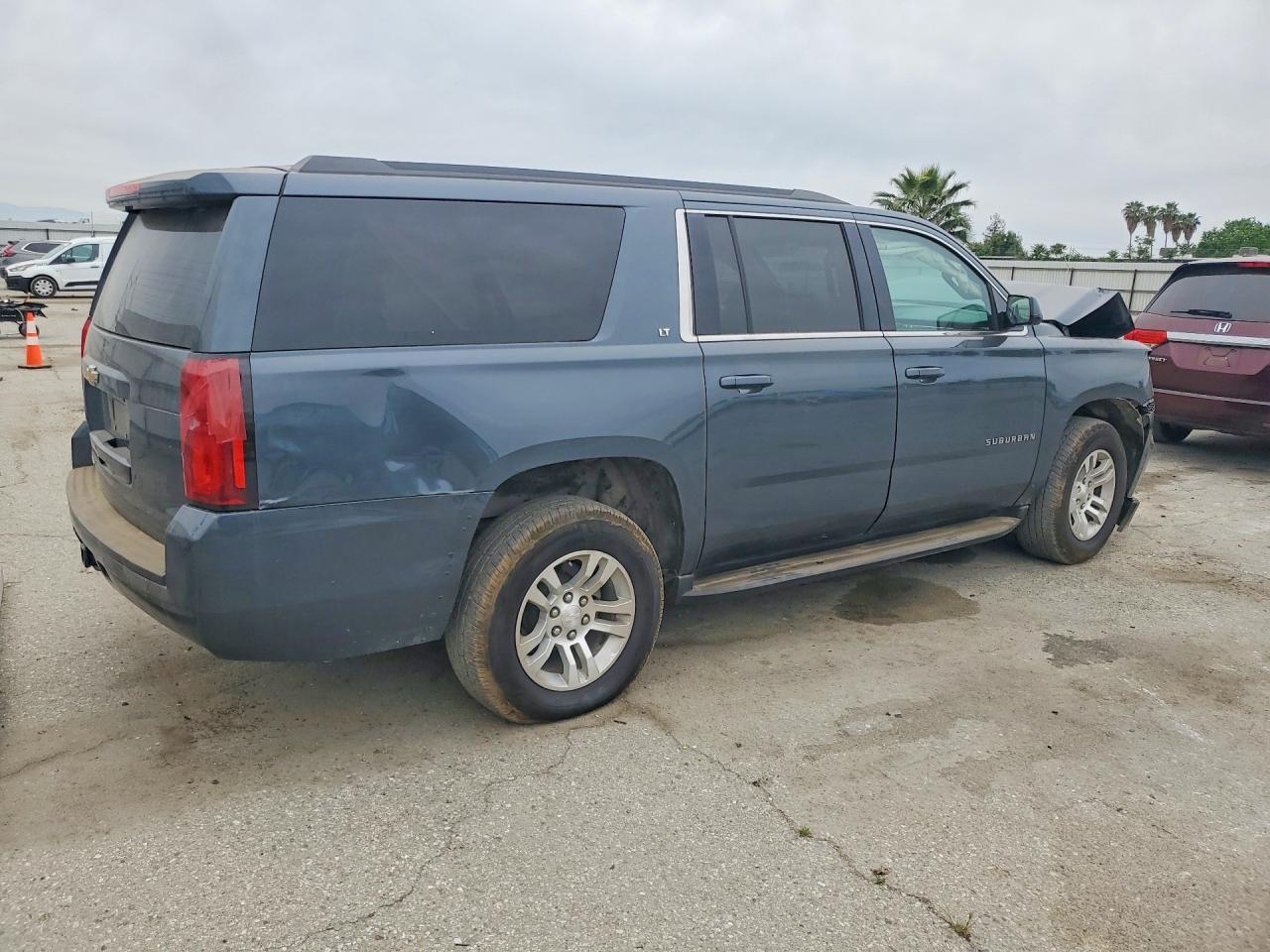 2020 Chev Suburban - Фото 3