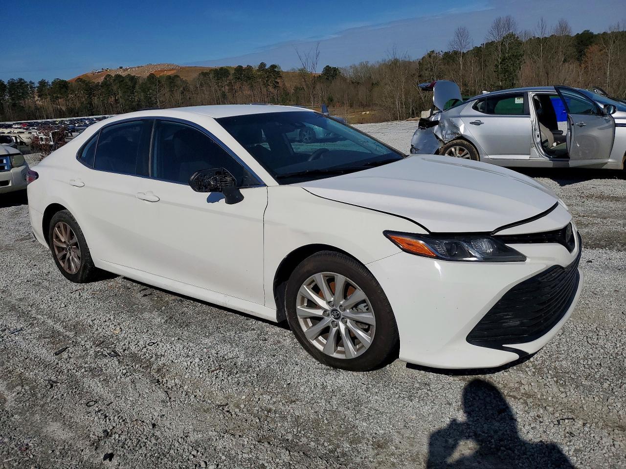 2020 Toyota Camry Le - Фото 4