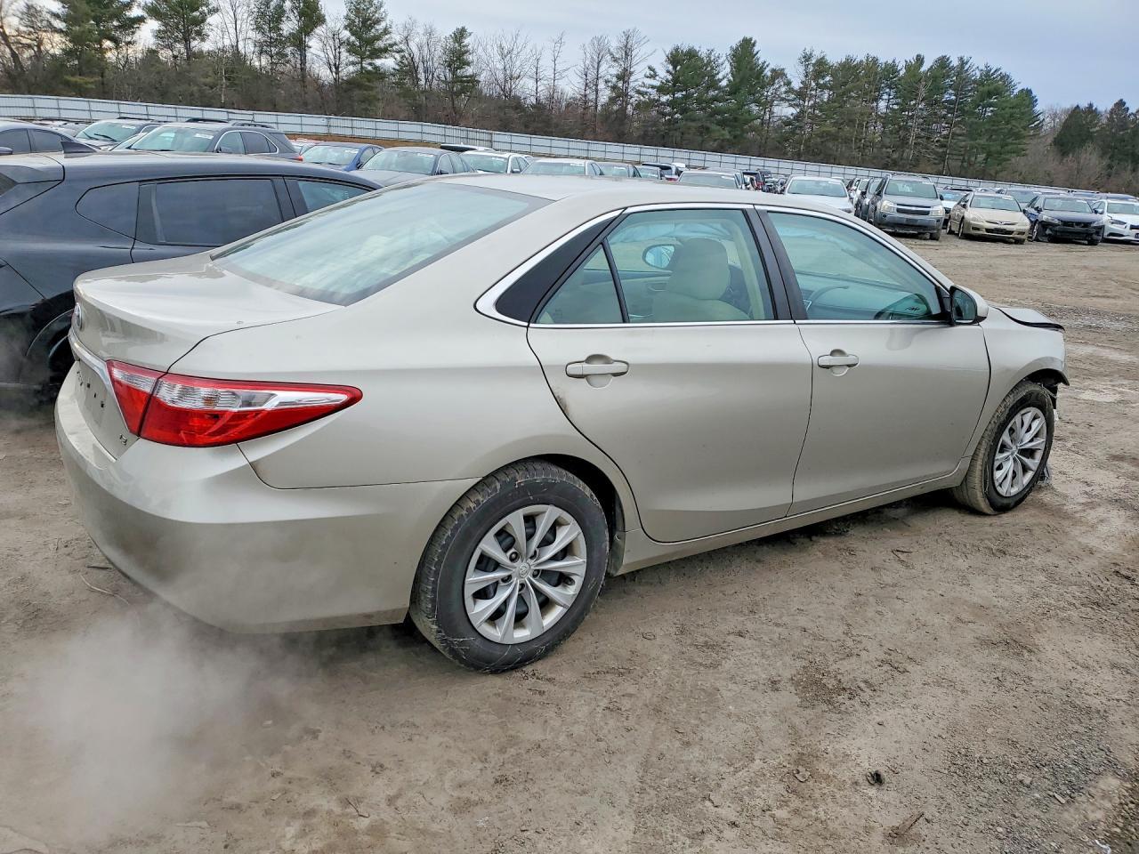 2016 Toyota Camry Le - Фото 3