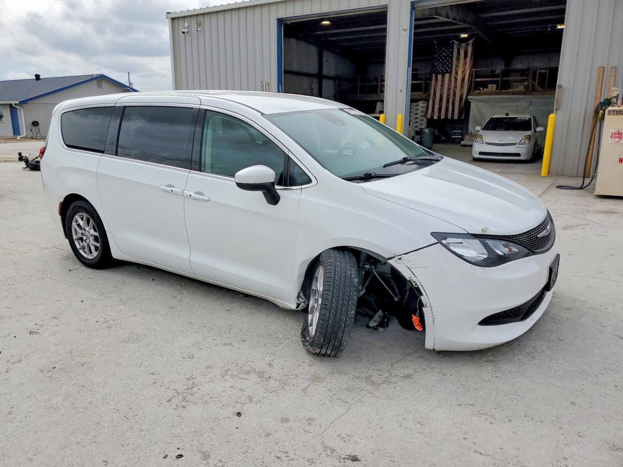 2023 Chrysler Voyager Lx - Фото 4