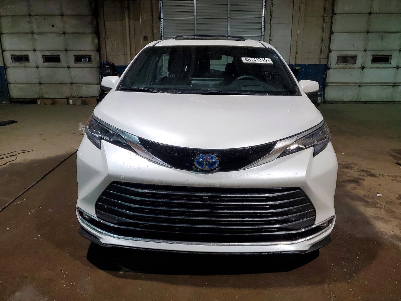 2025 Toyota Sienna Platinum 7-Passenger - Фото 5