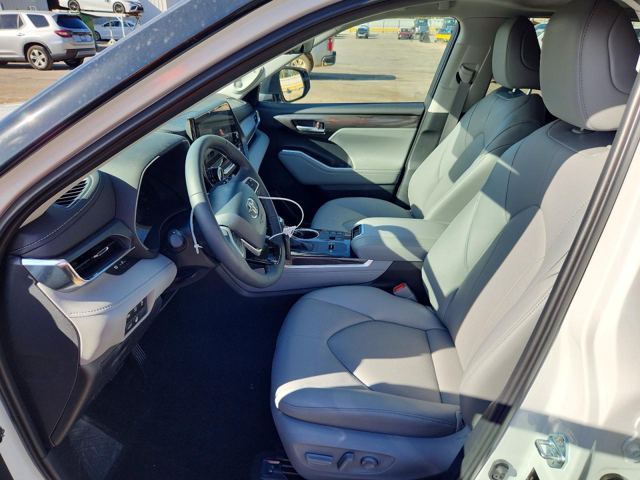 2025 Toyota Highlander Limited - Image 7