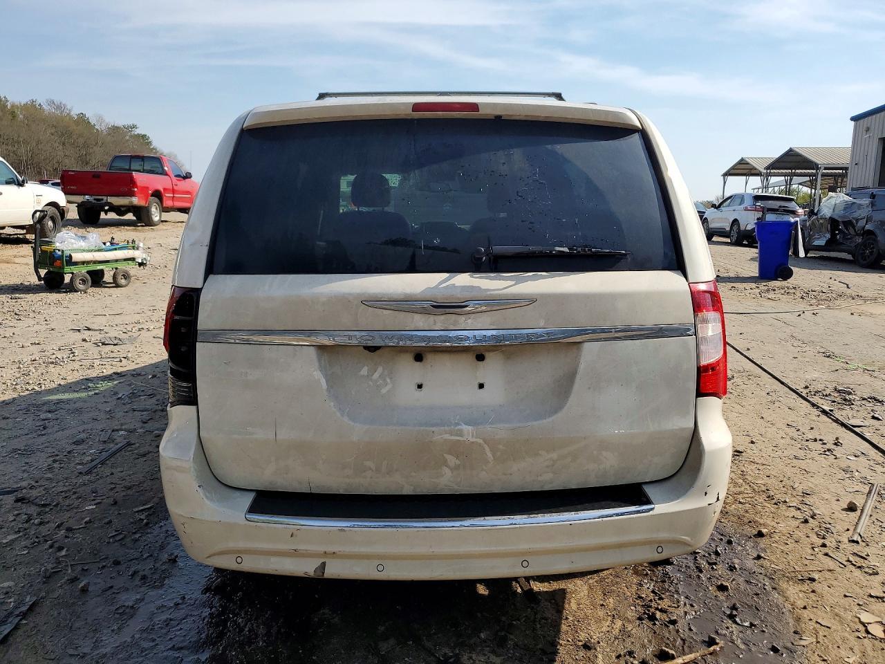 2011 Chrysler Town & Country Touring L - Фото 6