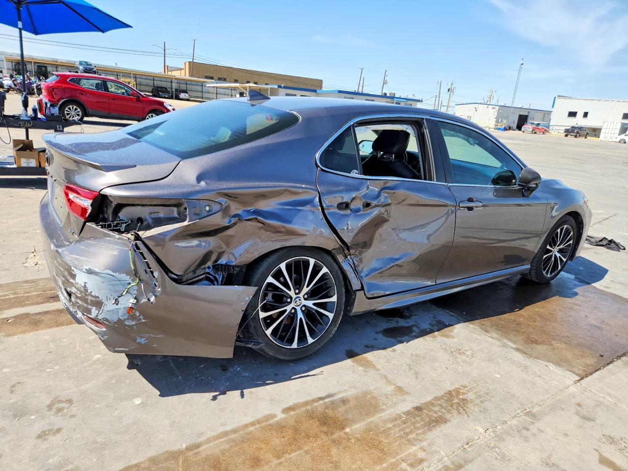 2020 Toyota Camry Se - Фото 3