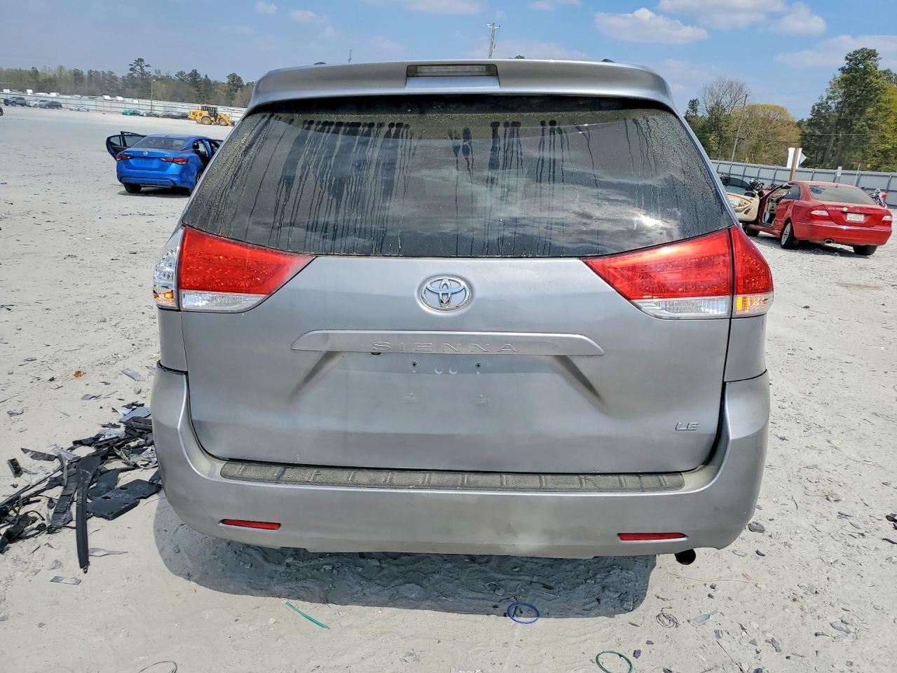 2013 Toyota Sienna Le 8-Passenger - Фото 6