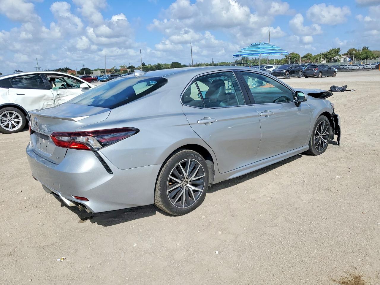 2021 Toyota Camry Se - Фото 3