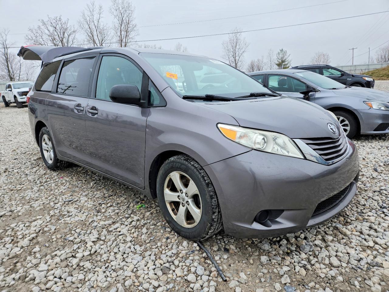 2015 Toyota Sienna Le 8-Passenger - Фото 4