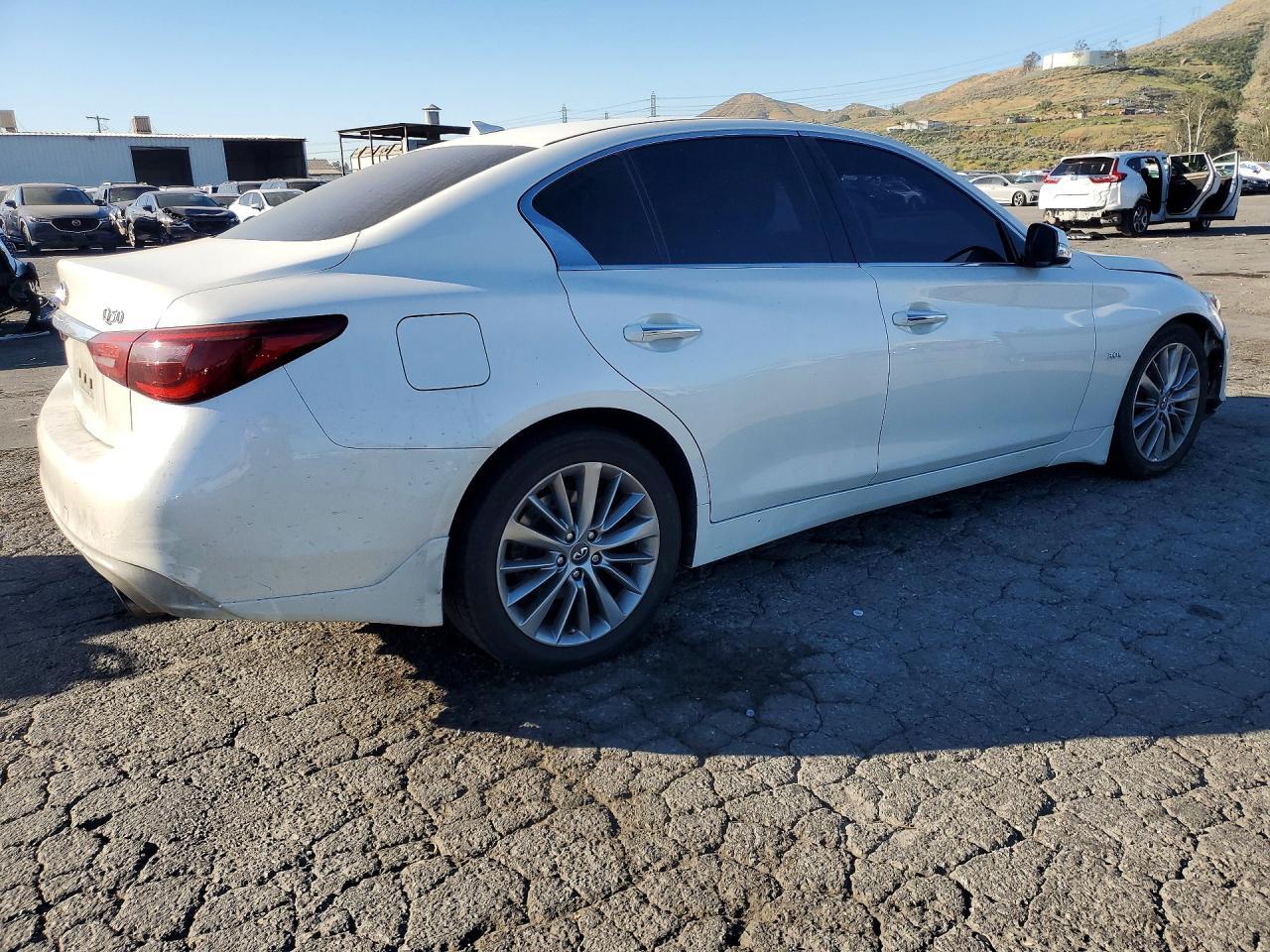2018 Infiniti Q50 3.0T Luxe - Фото 3