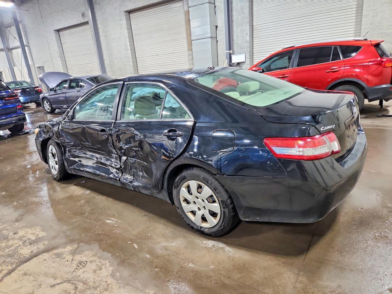 2011 Toyota Camry Le - Фото 2