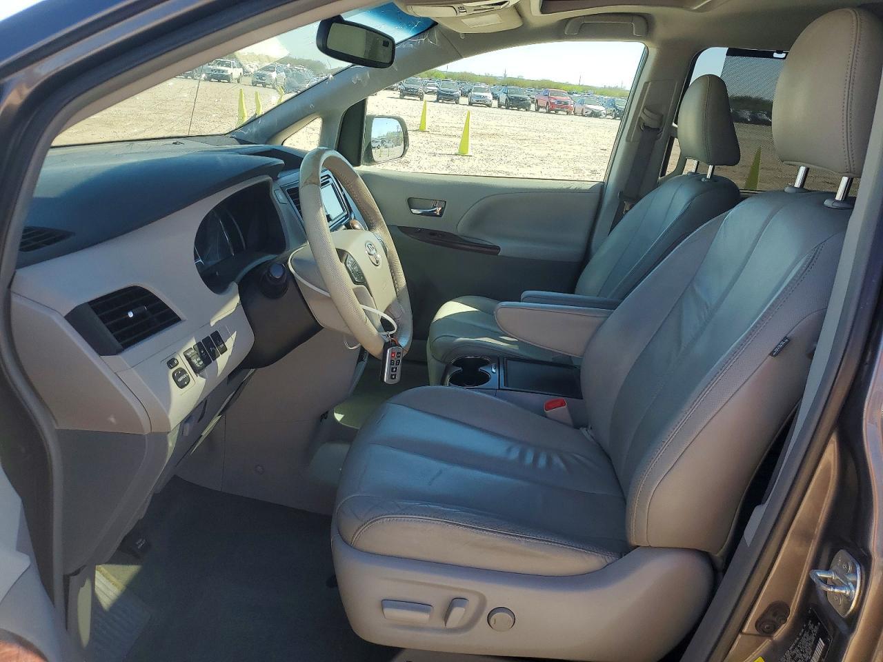 2014 Toyota Sienna Xle 8-Passenger - Фото 7