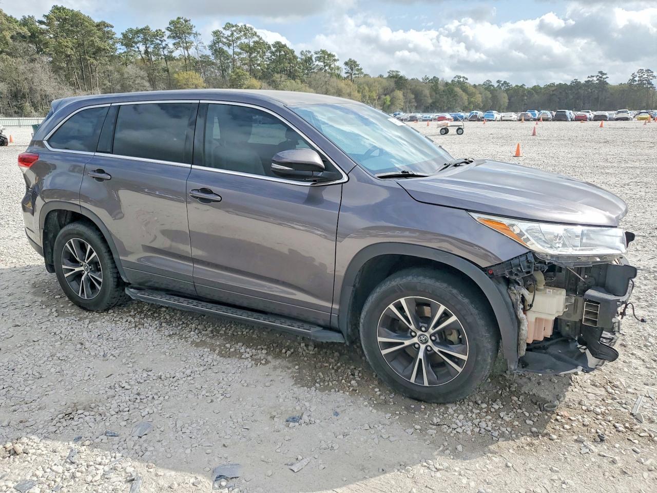 2017 Toyota Highlander Le - Фото 4