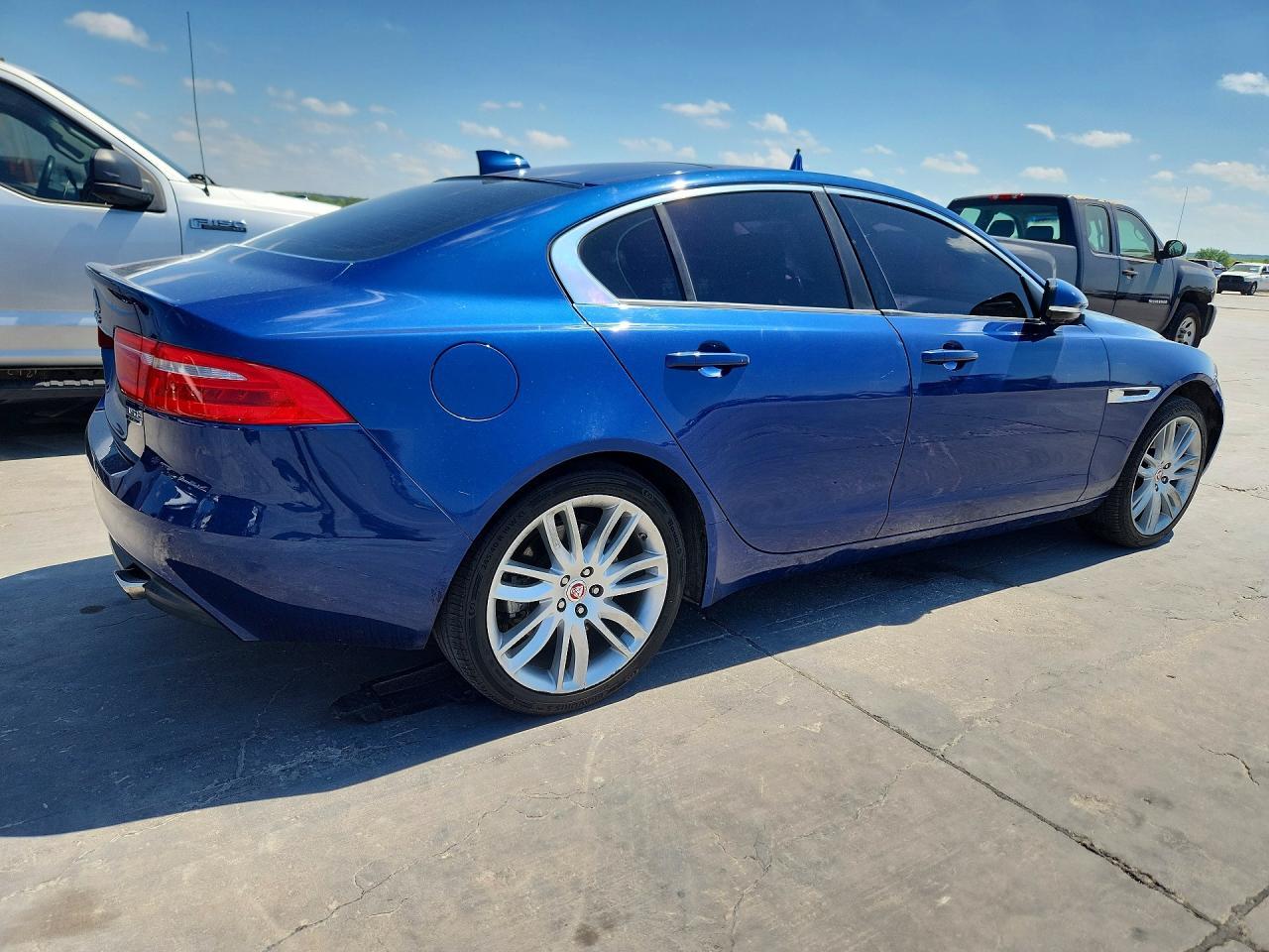 2017 Jaguar Xe Premium - Image 3