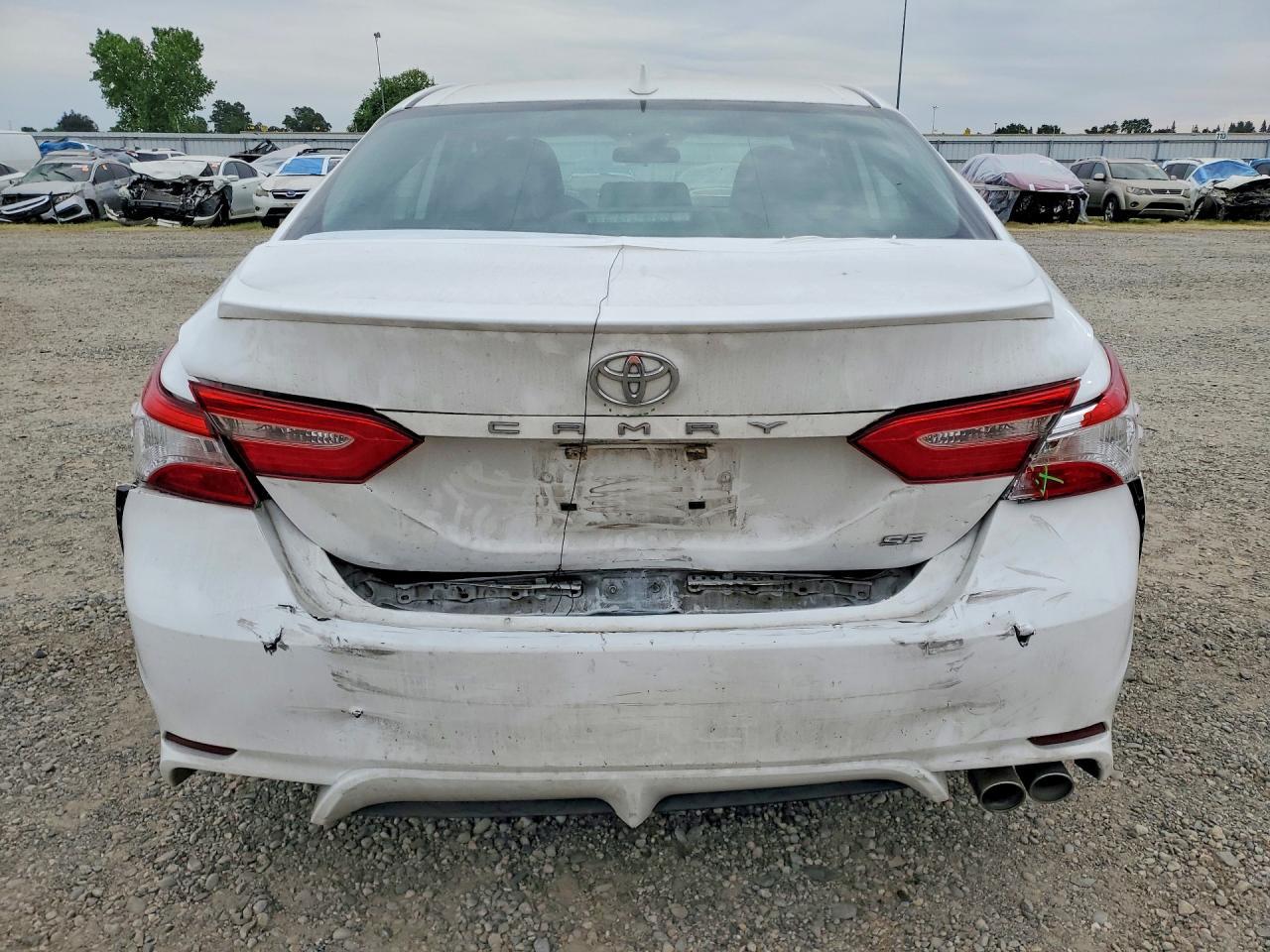 2020 Toyota Camry Se - Фото 6