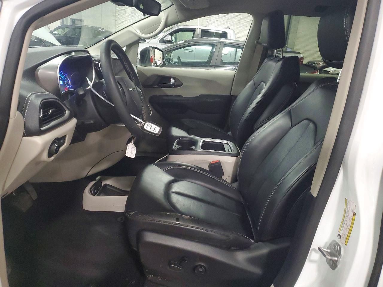 2023 Chrysler Pacifica Hybrid Touring L - Image 7