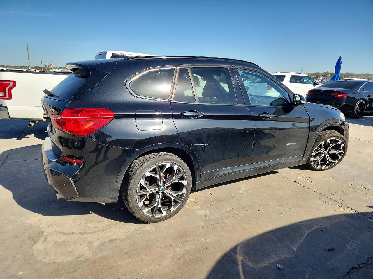2017 BMW X1 xDrive28I - Фото 3
