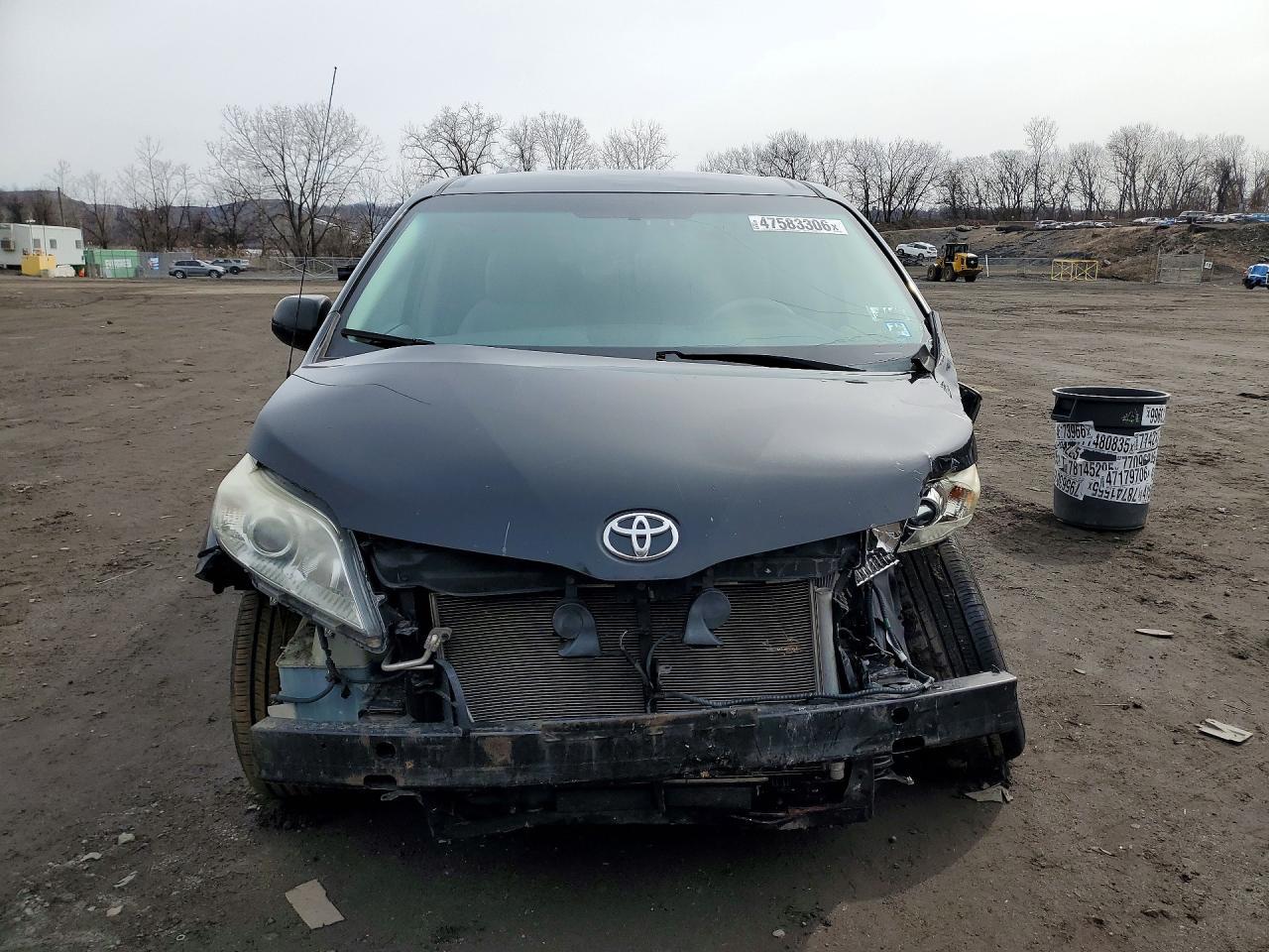 2014 Toyota Sienna Le 8-Passenger - Фото 5