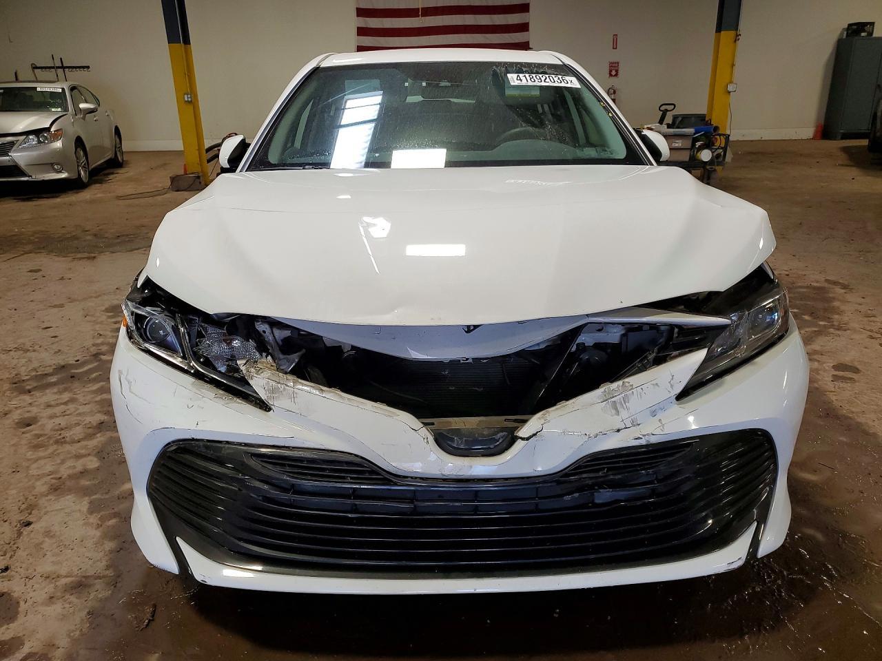 2019 Toyota Camry Hybrid Le - Image 5