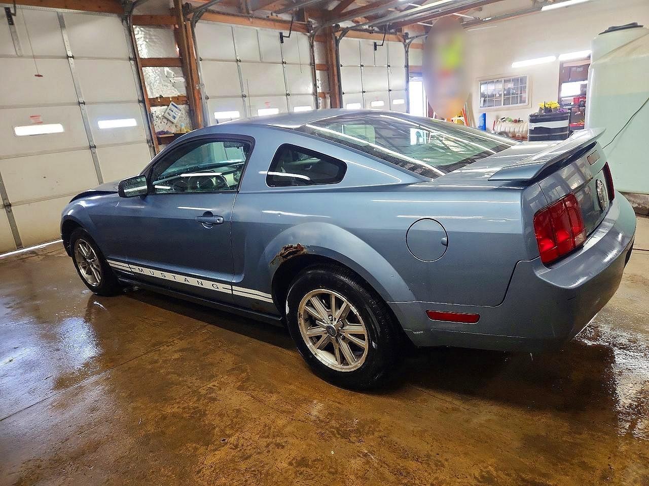 2005 Ford Mustang - Image 2
