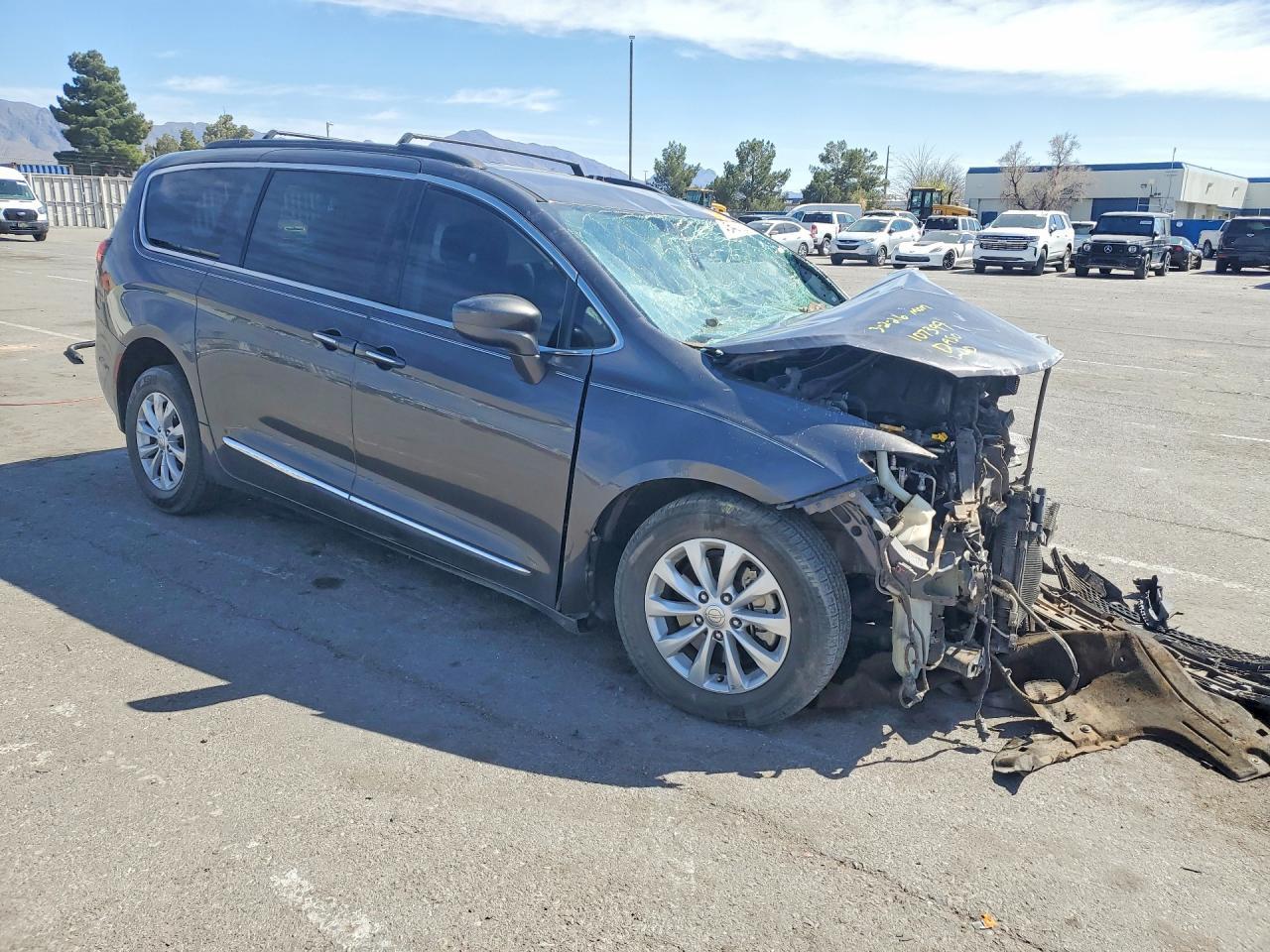 2017 Chrysler Pacifica Touring L - Фото 4