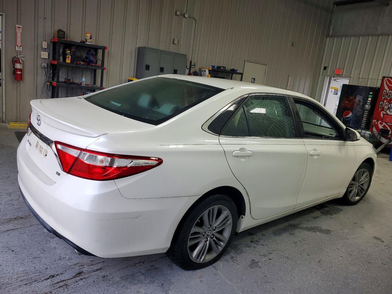 2015 Toyota Camry Le - Image 3